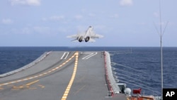 ARCHIVO - Imagen de la agencia de noticias Xinhua, un avión de combate chino J-15 despega del portaaviones Shandong durante ejercicios militares alrededor de Taiwán por parte del Comando del Teatro Oriental del Ejército Popular de Liberación de China, el 9 de abril de 2023.