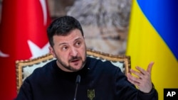 Presiden Ukraina Volodymyr Zelenskyy menjawab pertanyaan saat konferensi pers bersama dengan Presiden Turki Recep Tayyip Erdogan usai pertemuan mereka di istana Dolmabahce di Istanbul, Turki, Jumat, 8 Maret 2024. (Foto: AP)