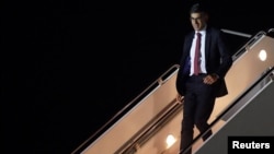 El primer ministro británico Rishi Sunak llega a la base de la Fuerza Aérea Andrews en el condado de Prince George, Maryland, antes de su visita a Washington DC. Fecha de la foto: Martes 6 de junio de 2023. Niall Carson/Pool vía REUTERS