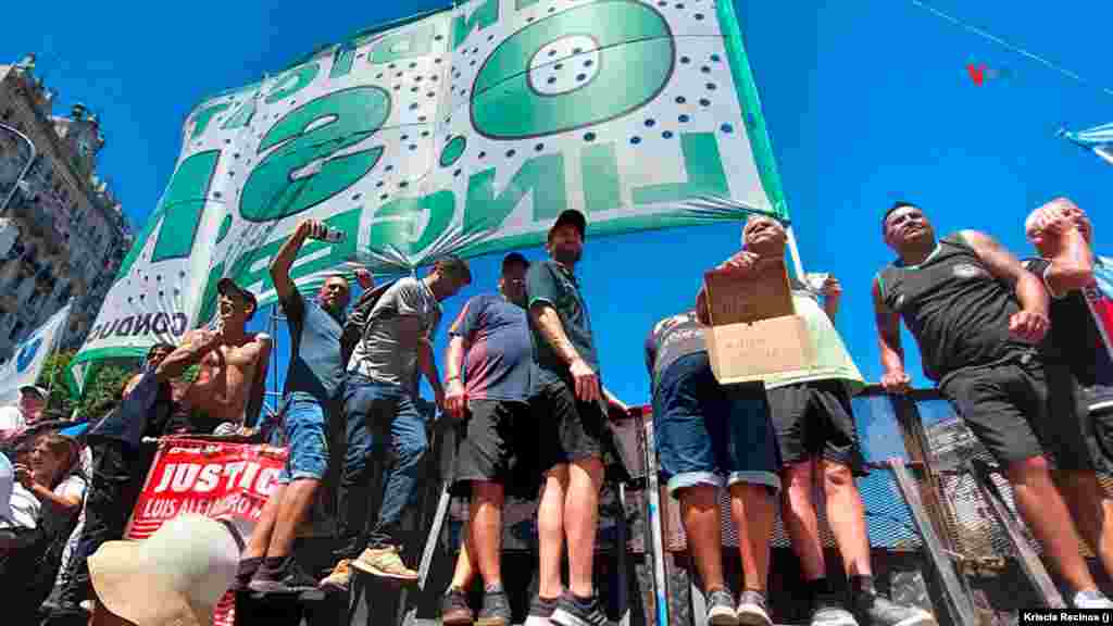 Pese al dispositivo de seguridad, los manifestantes se subieron a las vallas de contención colocadas para evitar el acceso al Congreso. 