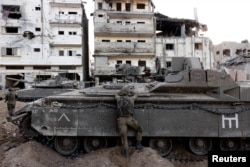 Tentara Israel beroperasi di tengah invasi darat di Jalur Gaza utara, 8 November 2023. (Foto: REUTERS/Ronen Zvulun)