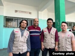 Relawan Mer-C di Gaza: Farid (paling kiri), Fikri (paling kanan) dan Reza di sebelahnya (foto: dok. Farid).
