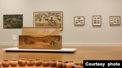 សិល្បៈ​បុរាណ​និង​សម័យថ្មី​របស់​កម្ពុជា​ត្រូវបាន​ដាក់​តាំង​បង្ហាញ​នៅ​ក្នុងពិព័រណ៍មួយ​របស់​សាកលវិទ្យាល័យ University of Michigan Museum of Art ពីថ្ងៃទី៣ ខែកុម្ភៈ រហូតដល់ថ្ងៃទី២៨ ខែកក្កដា ឆ្នាំ២០២៤ នៅទីក្រុង Ann Arbor រដ្ឋ Michigan សហរដ្ឋអាមេរិក។ (រូបភាពដោយ UMMA)