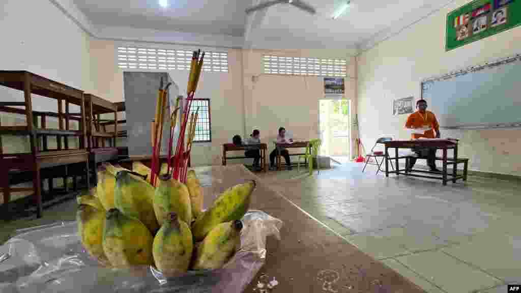 ចេកនិងធូបត្រូវបានអុជនៅក្នុងបន្ទប់បោះឆ្នោតមួយ ខណៈមន្ត្រីរៀបចំការបោះឆ្នោតនៅមណ្ឌលបោះឆ្នោតមួយកន្លែង មុនថ្ងៃបោះឆ្នោតជាតិអាណត្តិទី ៧ នៅរាជធានីភ្នំពេញ ថ្ងៃទី ២២ ខែកក្កដា ឆ្នាំ ២០២៣។ 