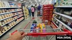 Fotografía del pasillo de un mercado de víveres y productos de limpieza en Maracaibo, Venezuela. La canasta alimentaria familiar costó más de 535 dólares en enero, en promedio, según investigaciones independientes.