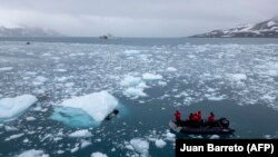 Para penyelam dari Angkatan Laut Kolombia mengambil sampel di Pulau Livingston, Kepulauan South Shetlands, Antarktika, 27 Januari 2024. (Foto: Juan Barreto/AFP)