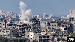 Esta fotografía tomada desde la ciudad de Sderot, en el sur de Israel, muestra una columna de humo en erupción durante el bombardeo israelí en el norte de la Franja de Gaza, el 19 de octubre de 2023.