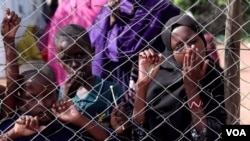 Watoto wakimbizi wakisubiri kusajiliwa katika kambi ya Dadaab. Picha na VOA
