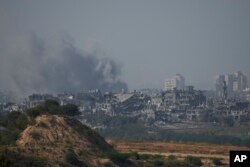 Asap membubung menyusul serangan Israel terhadap Jalur Gaza, Jumat, 3 November 2023. (Foto: Ohad Zwigenberg/AP Photo)