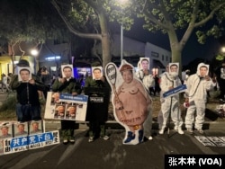 洛杉磯萬聖節活動參與者舉著李克強照片。（張木林拍攝）