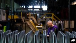 Відповідно до публікації у виданні Washington Post, існує принаймні 117 виробничих ліній в 31 штаті та 71 місті США, де американські робітники працюють над виробництвом систем озброєння для України. Фото: Reuters 