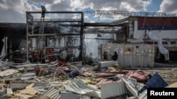 Unos 10 muertos y cerca de 35 heridos en ataque ruso a un centro comercial en Ucrania