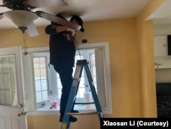 李小三到達美國後幫別人維修房屋。（由照片受訪者提供）
