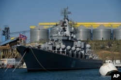 El crucero de misiles ruso, Moskva, anclado en una de las bahías de Sebastopol, Crimea, el 31 de marzo de 2014. (Foto AP/Archivo)