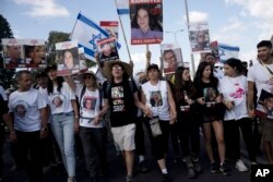 Porodice talaca koje drži Hamas u Pojasu Gaze od napada 7. oktobra tokom marša od Tel Aviva do Jerusalima, u Ramli, Izrael, 15. novembra 2023.