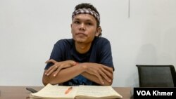 លោក ថុន រដ្ឋា ជាយុវជនម្នាក់នៃចលនាមាតាធម្មជាតិ ថ្លែងក្នុងពិធីមួយក្រោយទទួលបានពានរង្វាន់ Right Livelihood 2023 រាជធានីភ្នំពេញ កាលពីថ្ងៃទី២៨ ខែកញ្ញា ឆ្នាំ២០២៣។ (លាស់ លីបលីប/វីអូអេ)