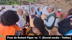 Robert Piper, conselheiro especial do secretário-geral da ONU (esq), e Fillipo Grnadi, ACNUR, (dir), Pemba, Moçambique, 7 março 2024