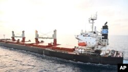 ARCHIVO - Esta fotografía proporcionada por la Armada de la India muestra el barco estadounidense Genco Picardy que fue atacado el miércoles por un dron portador de bombas lanzado por los rebeldes hutíes de Yemen en el golfo de Adén, el jueves 18 de enero de 2024.