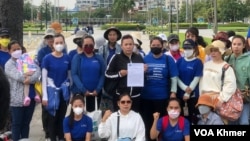 ក្រុម​កូដករ​សហជីព​ណាហ្គាវើល៍​ប្រជុំ​គ្នា​នៅ​ពី​មុខ​ខុទ្ទកាល័យ​ ក្នុង​រាជ​ធានី​ភ្នំ​ពេញ​ ដើម្បី​ដាក់​ញត្តិ​ ស្វែង​រក​ដំណោះ​ស្រាយ​លើ​បញ្ហា​របស់​ពួក​គេ ​នា​ព្រឹក​ថ្ងៃ​ទី​ ២៣ ខែ​ វិច្ឆិកា ឆ្នាំ២០២៣។ (សើ ដាវី​/វីអូអេ)