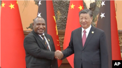 中国国家主席习近平2023年10月17日会见访华出席“一带一路”国际合作高峰论坛并进行正式访问的巴新总理詹姆斯·马拉佩（James Marape）。（美联社提供视频截图）