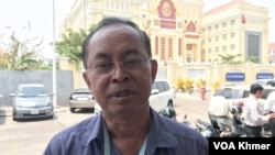 មន្ត្រីស៊ើបអង្កេតជាន់ខ្ពស់របស់សមាគមការពារសិទ្ធិមនុស្សអាដហុក លោក យី សុខសាន្ត ថ្លែងជាមួយអ្នកកាសែតនៅក្រៅសាលាឧទ្ធរណ៍ភ្នំពេញ ថ្ងៃទី៧ ខែមីនា ឆ្នាំ ២០២៤។ (ហ៊ុល រស្មី/វីអូអេ)