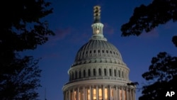 Vista de la cúpula del Capitolio al caer la noche, el martes, 3 de octubre de 2023, horas después de que el representante Kevin McCarthy, republicano por California, fuera destituído como presidente de la Cámara de Representantes, en Washington.