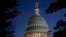 Vista de la cúpula del Capitolio al caer la noche, el martes, 3 de octubre de 2023, horas después de que el representante Kevin McCarthy, republicano por California, fuera destituído como presidente de la Cámara de Representantes, en Washington.