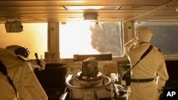 ২০২৪ সালের ১০ জানুয়ারি ব্রিটিশ প্রতিরক্ষা মন্ত্রণালয়ের দেয়া এই ছবিতে লোহিত সাগরে এইচএমএস ডায়মন্ড ক্ষেপণাস্ত্র হামলার দৃশ্য দেখা যাচ্ছে। ইয়েমেনের হুথি বিদ্রোহীরা লোহিত সাগরে জাহাজ লক্ষ্য করে ড্রোন ও ক্ষেপণাস্ত্র নিক্ষেপ করেছে। 