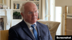 Arhiva - Ambasador SAD u Srbiji Kristofer Hil u razgovoru za Glas Amerike, 8. jun 2023.