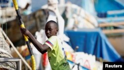 ARCHIVO - Un migrante menor de edad desembarca de un buque guardacostas español en el puerto de Arguineguin, en la isla de Gran Canaria, España, el 4 de septiembre de 2023.