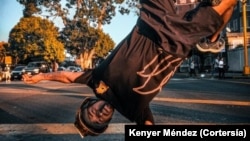 Kenyer Méndez vive en el estado venezolano de Aragua. Sin embargo, el joven viaja a Caracas con la finalidad de mostrar sus pasos de breaking.