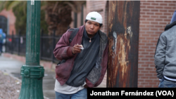 Migrante venezolano desayuna una arepa en El Paso, Texas, donde un hombre estableció un pequeño negocio para brindar comida a sus compatriotas a la vez que busca ingresos económicos, el 23 de enero de 2024.