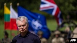 Presiden Lituania Gitanas Nauseda hadir dalam konferensi pers yang digelar setelah ia mengunjungi pusat komando NATO di dekat perbatasan Polandia-Lituania di timur laut Polandia pada 7 Juli 2022. (Foto: AFP/Wojtek Radwanski)