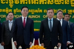 នាយករដ្ឋមន្ត្រីកម្ពុជាលោក ហ៊ុន ម៉ាណែត និងអភិបាលខេត្ត Yunnan របស់ចិនលោក Wang Yubo ចូលរួមក្នុងពិធីសម្ពោធអាកាសយានដ្ឋានអន្តរជាតិសៀមរាបអង្គរ នៅខេត្តសៀមរាប កាលពីថ្ងៃទី ១៦ ខែវិច្ឆិកា ឆ្នាំ២០២៣។