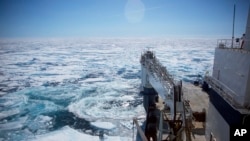 Tàu phá băng MSV Nordica của Phần Lan trên eo biển Victoria khi đi qua Hành lang Tây Bắc ở Quần đảo Bắc Cực thuộc Canada, ngày 21/7/2017.