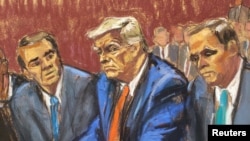 El expresidente de EEUU, Donald Trump, aparece en audiencia de cargos de documentos clasificados, junto con sus abogados Chris Kise y Todd Blanche en Miami, Florida, el 13 de junio de 2023 en un boceto de la sala del tribunal. REUTERS/Jane Rosenberg