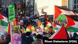 Lautan bendera Palestina yang dikibarkan massa di seantero dan sekeliling lapangan Freedom Plaza, yang terletak satu blok dari Gedung Putih pada Sabtu (13/1). (Foto: VOA/Rivan Dwiastono)
