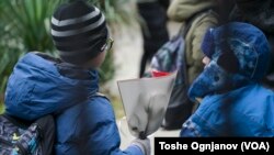 Ученици од различни возрасти оставаа цвеќиња и се запишуваа во Книгата на жласот за Вања