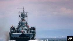资料照 - 俄罗斯国防部20214月14日公布的照片显示一艘俄罗斯军舰正在黑海进行演习。
