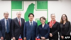 台湾当选总统赖清德、当选副总统萧美琴2024年1月15日会见到访的美国代表团。（法新社/台湾民进党）