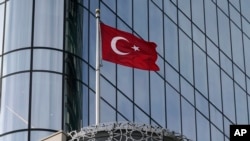 Bendera Turki berkibar di atas Gedung Turki, yang menampung Konsulat Jenderal Turki dan Misi Tetap Turki untuk PBB, di New York, 17 November 2023. (Foto: AP)