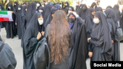 یک دانشجوی معترض بدون بر سر داشتن حجاب اجباری در دانشگاه الزهرا ـ آرشیو.