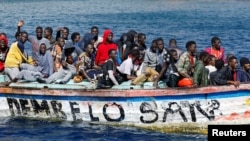 Wahamiaji wakiwasili kwa mashua ya mbao kwenye bandari ya La Restinga huko Hispania, Novemba 9, 2023. Picha na REUTERS/Borja Suarez