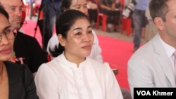 រូបឯកសារ៖ អ្នកស្រី យ៉ាង សុភ័ណ្ឌ ប្រធានសហព័ន្ធសហជីពកម្ពុជា កំពុងអង្គុយស្តាប់ការថ្លែងសុន្ទរកថាក្នុងពិធីអបអរទិវាអន្តរជាតិនារីលើកទី១១៣ នៅទីលានប្រជាធិបតេយ្យ ក្នុងរាជធានីភ្នំពេញ នាថ្ងៃទី៨ ខែមីនា ឆ្នាំ២០២៤។ (ស៊ឹម ចាន់សំណាង/វីអូអេ)