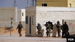 ARCHIVO - Soldados israelíes realizan maniobras en las calles de Little Gaza.