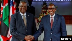 Waziri wa Ulinzi wa Marekani Lloyd Austin na Waziri wa Ulinzi wa Kenya Aden Duale wakipeana mikono baada ya kutia saini Mkataba wa Ushirikiano wa Ulinzi jijini Nairobi, Kenya Septemba 25, 2023. Picha na REUTERS/Monica Mwangi