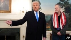 Претседателот Доналд Трамп, придружуван од Марк Фогел, зборува во Белата куќа, 11 февруари 2025 година, во Вашингтон