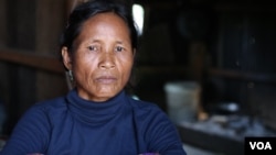 អ្នកស្រី ល្មាម ផ្ចាញ អាយុ៤៥ឆ្នាំ ជនជាតិដើម​ភាគតិច​កាចក រស់នៅ​ក្នុង​ភូមិកាក់ ឃុំតាឡាវ ស្រុក​អណ្តូងមាស ខេត្តរតនគិរី ដែល​រងគ្រោះ​ក្នុង​ជម្លោះ​ដីធ្លី​ជាមួយ​ក្រុមហ៊ុន​កៅស៊ូ​វៀតណាម។ (ស៊ុន ណារិន/VOA)