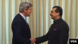 El senador John Kerry diiscutió el tema con el primer ministro, Raza Gilani.