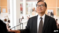 រូបឯកសារ៖ ​លោក សម រង្ស៊ី អតីត​ប្រធាន​គណបក្ស​សង្គ្រោះ​ជាតិ ថ្លែង​ទៅ​កាន់​អ្នក​សារព័ត៌មាន​ ខណៈ​លោក​មក​ដល់​តុលាការ​នៅ​ក្រុង​ប៉ារីស​ប្រទេស​បារាំង កាល​ពី​ថ្ងៃ​ទី​១ ខែកញ្ញា ឆ្នាំ​២០២២ ក្នុង​រឿង​ក្តី​​បរិហារកេរ្តិ៍​ប្តឹង​ដោយ​​លោក​នាយករដ្ឋមន្ត្រី​ ហ៊ុន សែន។